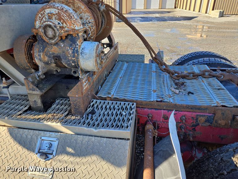 image for item EQ3727 2003 International  9200i winch truck