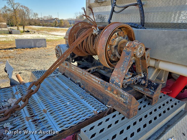 image for item EQ3727 2003 International  9200i winch truck