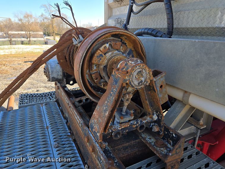 image for item EQ3727 2003 International  9200i winch truck