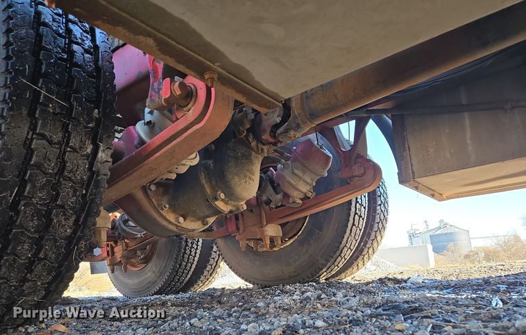 image for item EQ3727 2003 International  9200i winch truck