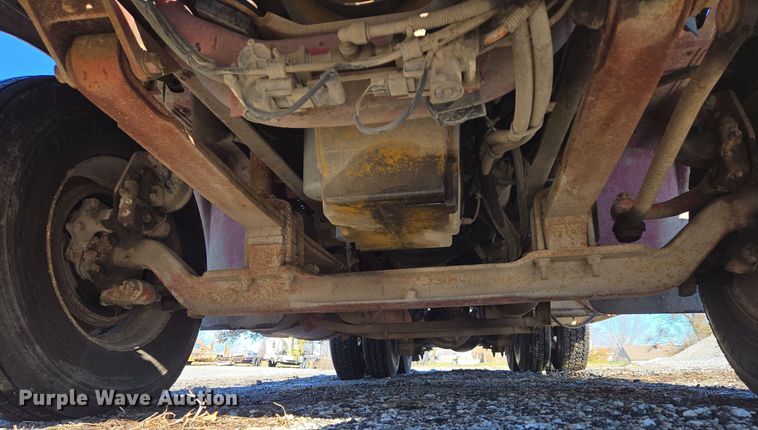 image for item EQ3727 2003 International  9200i winch truck