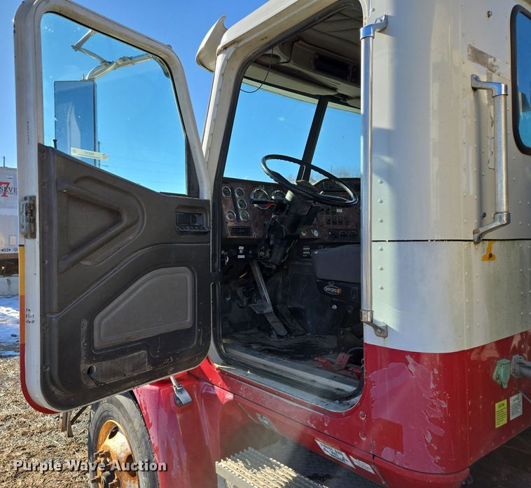 image for item EQ3727 2003 International  9200i winch truck