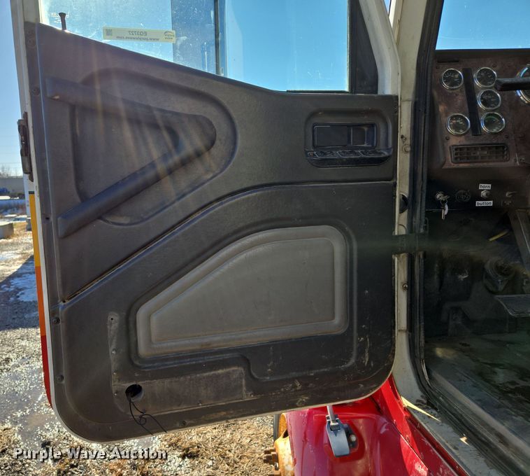 image for item EQ3727 2003 International  9200i winch truck