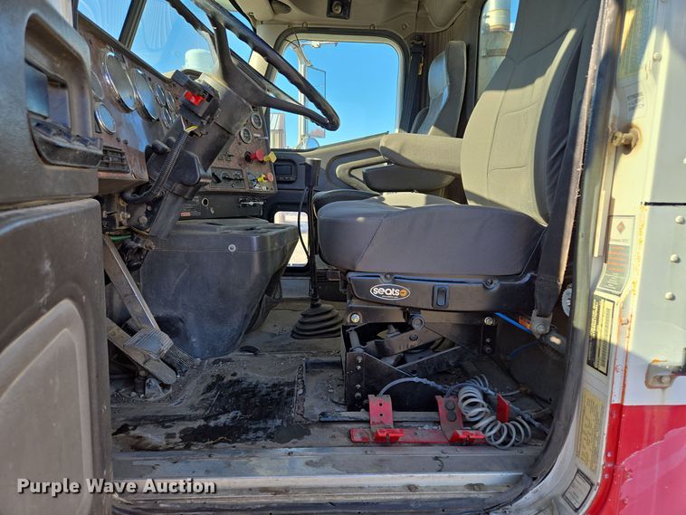 image for item EQ3727 2003 International  9200i winch truck