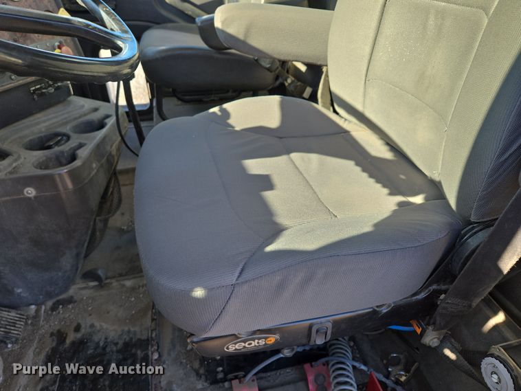 image for item EQ3727 2003 International  9200i winch truck