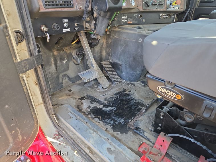 image for item EQ3727 2003 International  9200i winch truck