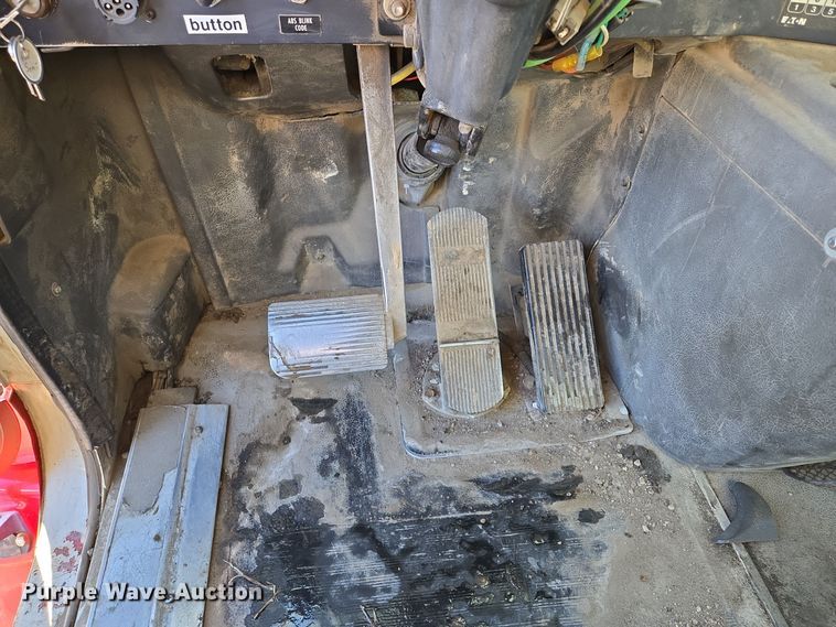 image for item EQ3727 2003 International  9200i winch truck