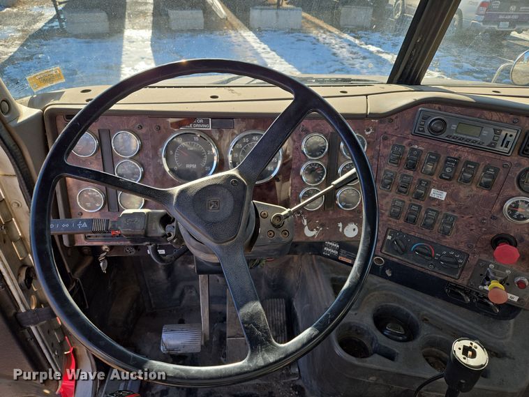 image for item EQ3727 2003 International  9200i winch truck