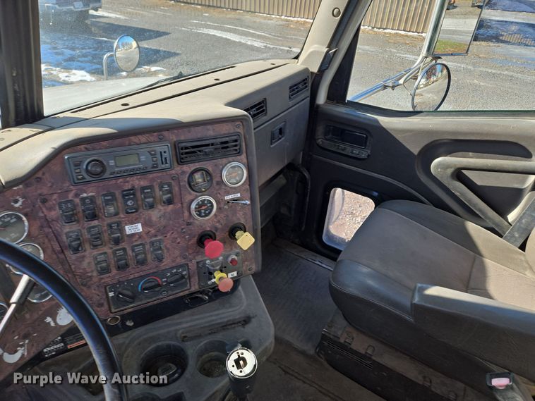 image for item EQ3727 2003 International  9200i winch truck