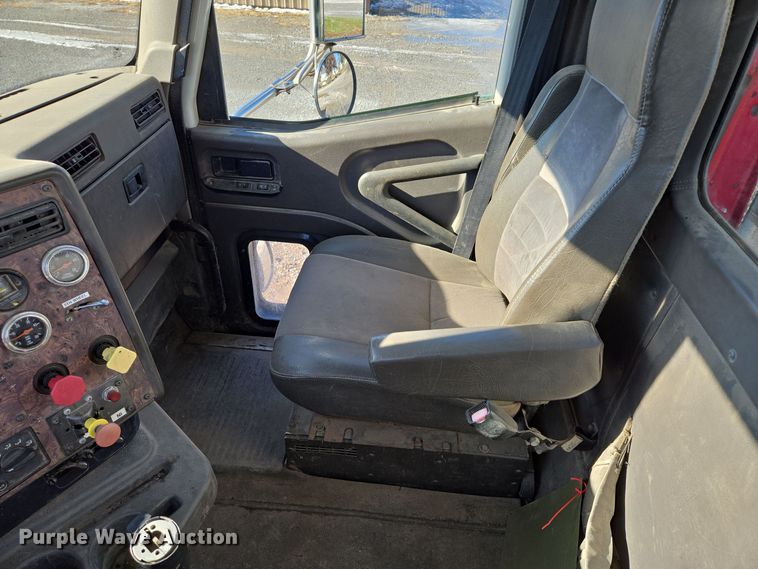 image for item EQ3727 2003 International  9200i winch truck