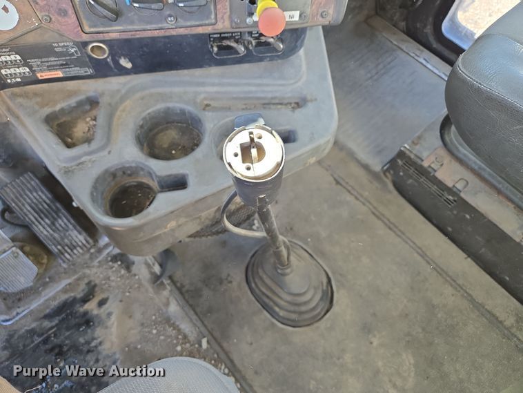 image for item EQ3727 2003 International  9200i winch truck