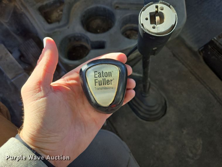 image for item EQ3727 2003 International  9200i winch truck