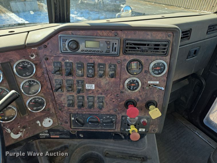 image for item EQ3727 2003 International  9200i winch truck