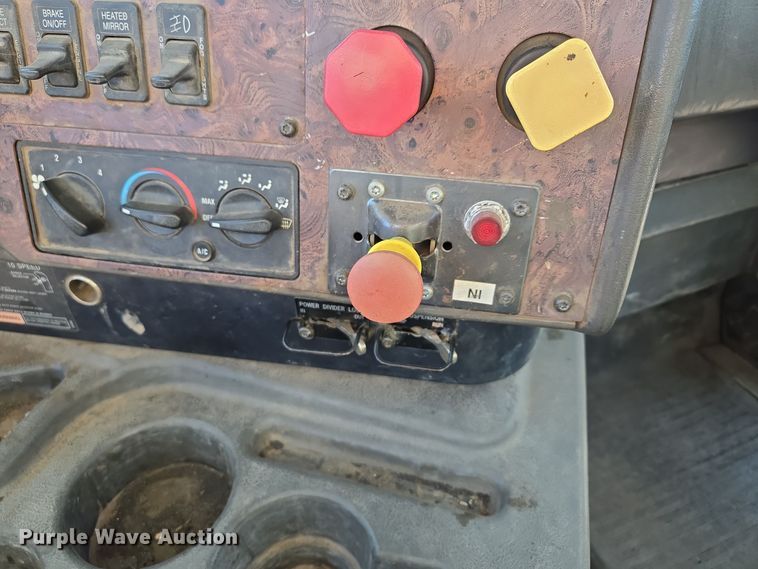 image for item EQ3727 2003 International  9200i winch truck