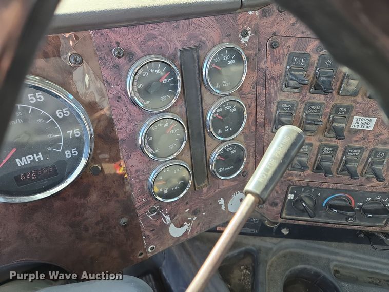 image for item EQ3727 2003 International  9200i winch truck