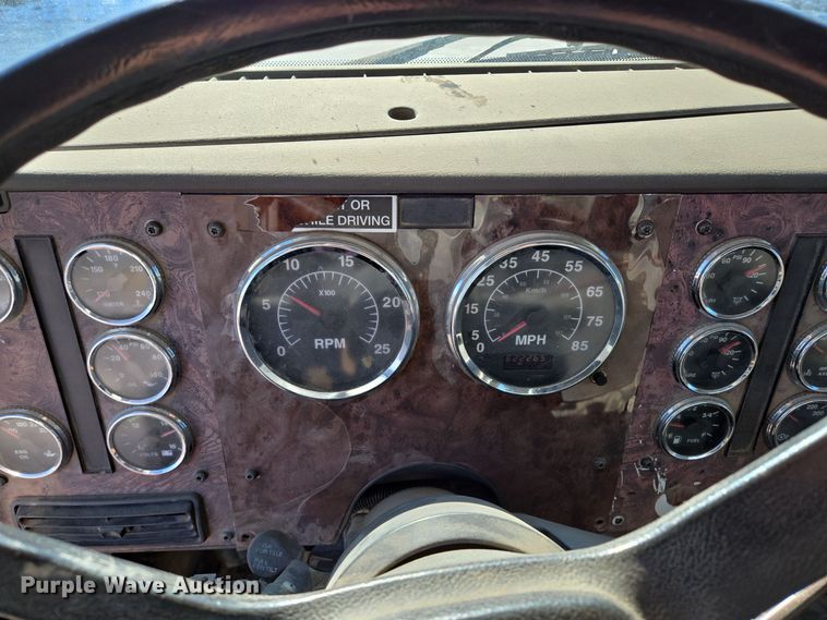 image for item EQ3727 2003 International  9200i winch truck