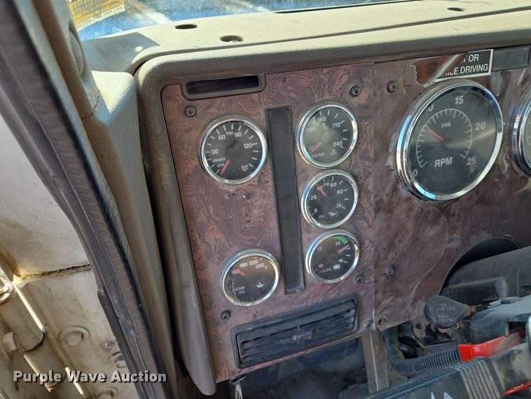 image for item EQ3727 2003 International  9200i winch truck