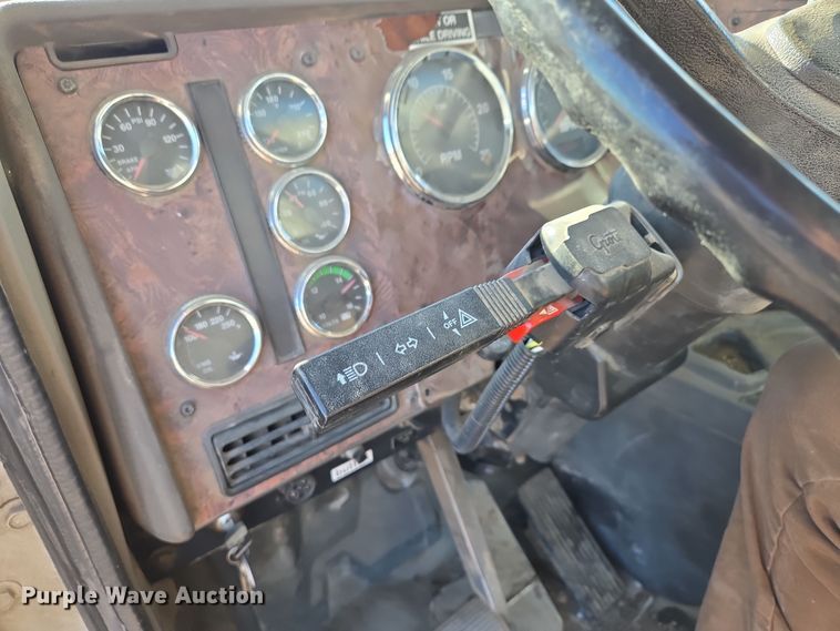 image for item EQ3727 2003 International  9200i winch truck