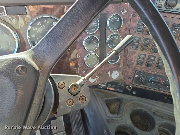 image for item EQ3727 2003 International  9200i winch truck