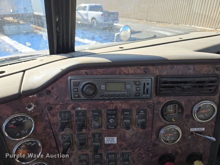 image for item EQ3727 2003 International  9200i winch truck