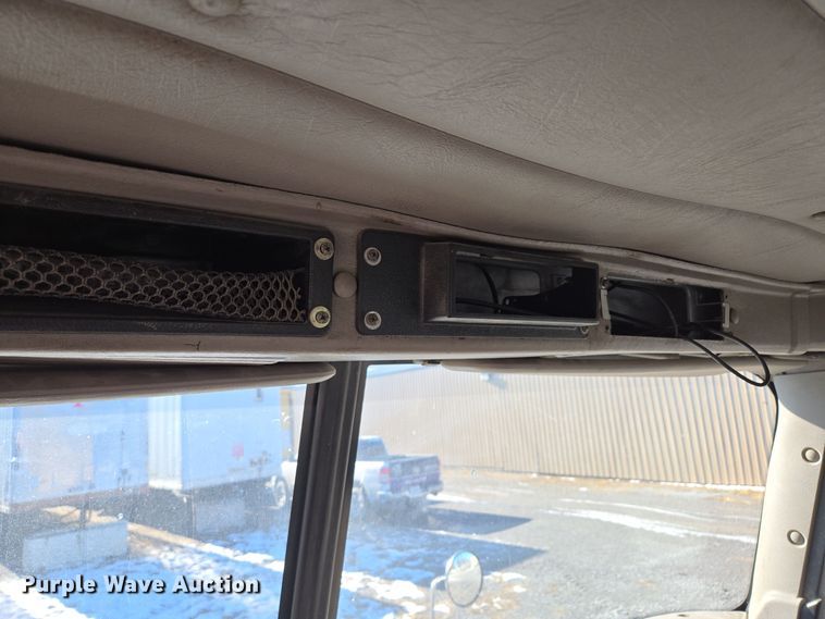 image for item EQ3727 2003 International  9200i winch truck