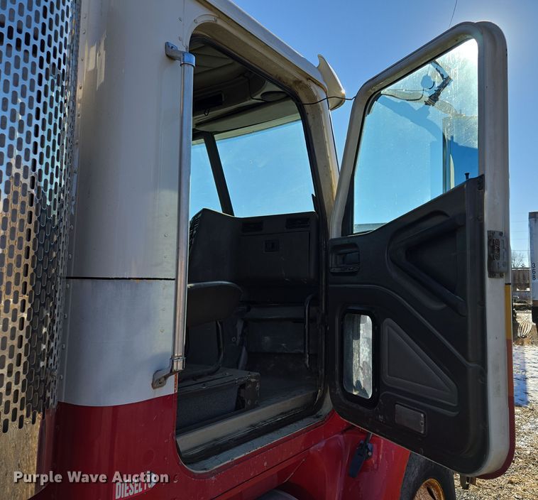 image for item EQ3727 2003 International  9200i winch truck