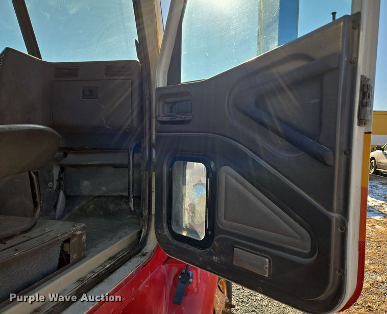 image for item EQ3727 2003 International  9200i winch truck