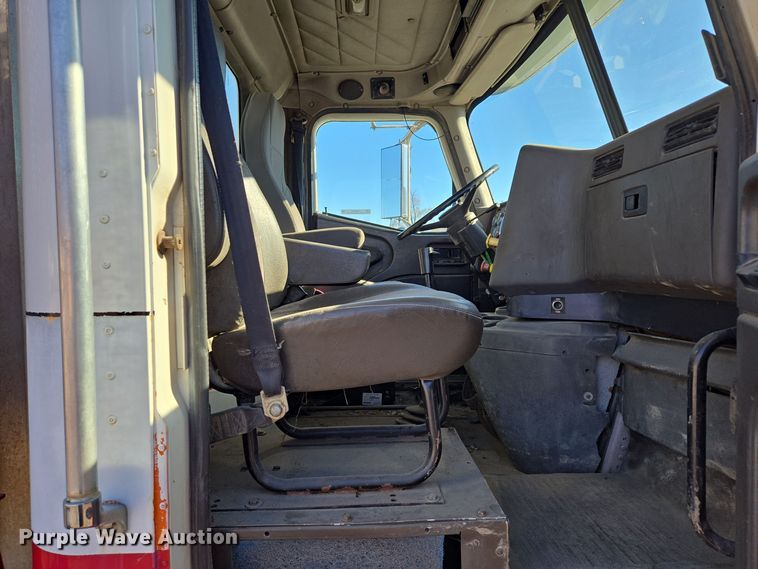 image for item EQ3727 2003 International  9200i winch truck