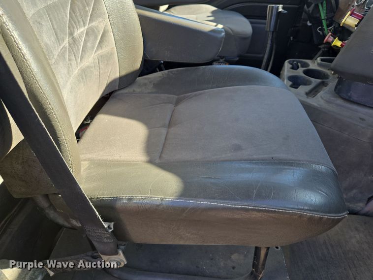 image for item EQ3727 2003 International  9200i winch truck