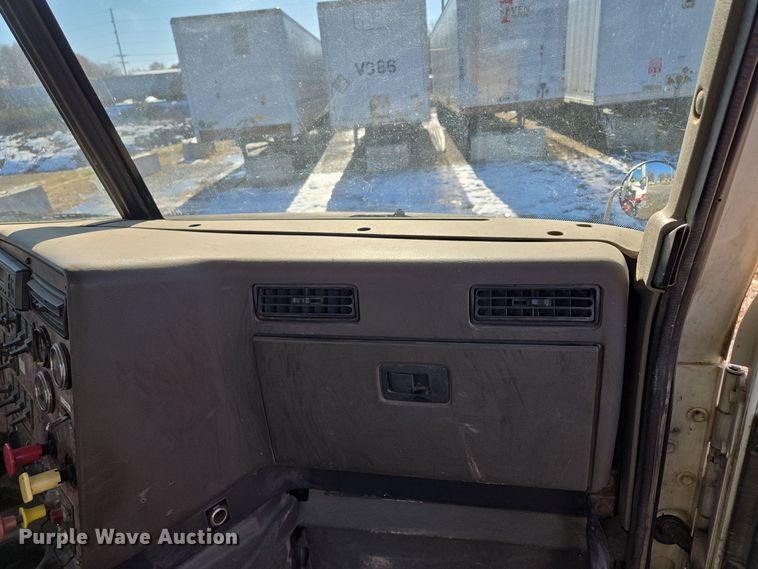 image for item EQ3727 2003 International  9200i winch truck