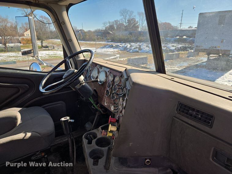 image for item EQ3727 2003 International  9200i winch truck