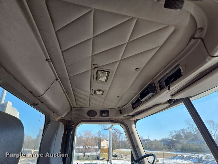 image for item EQ3727 2003 International  9200i winch truck