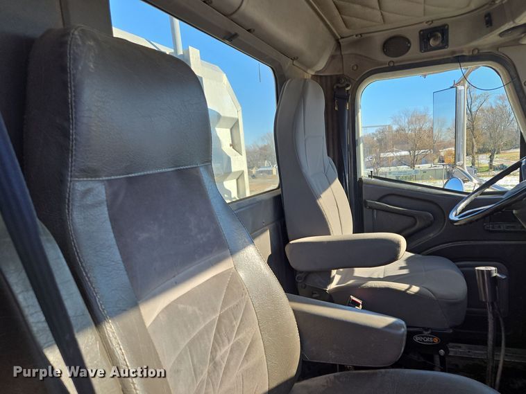 image for item EQ3727 2003 International  9200i winch truck