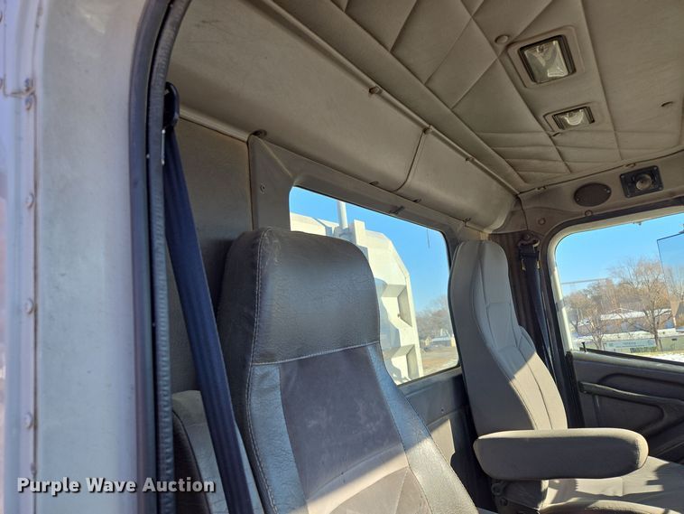 image for item EQ3727 2003 International  9200i winch truck