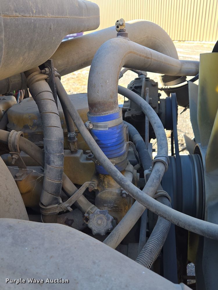 image for item EQ3727 2003 International  9200i winch truck