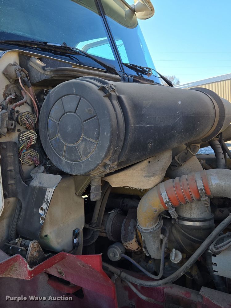 image for item EQ3727 2003 International  9200i winch truck