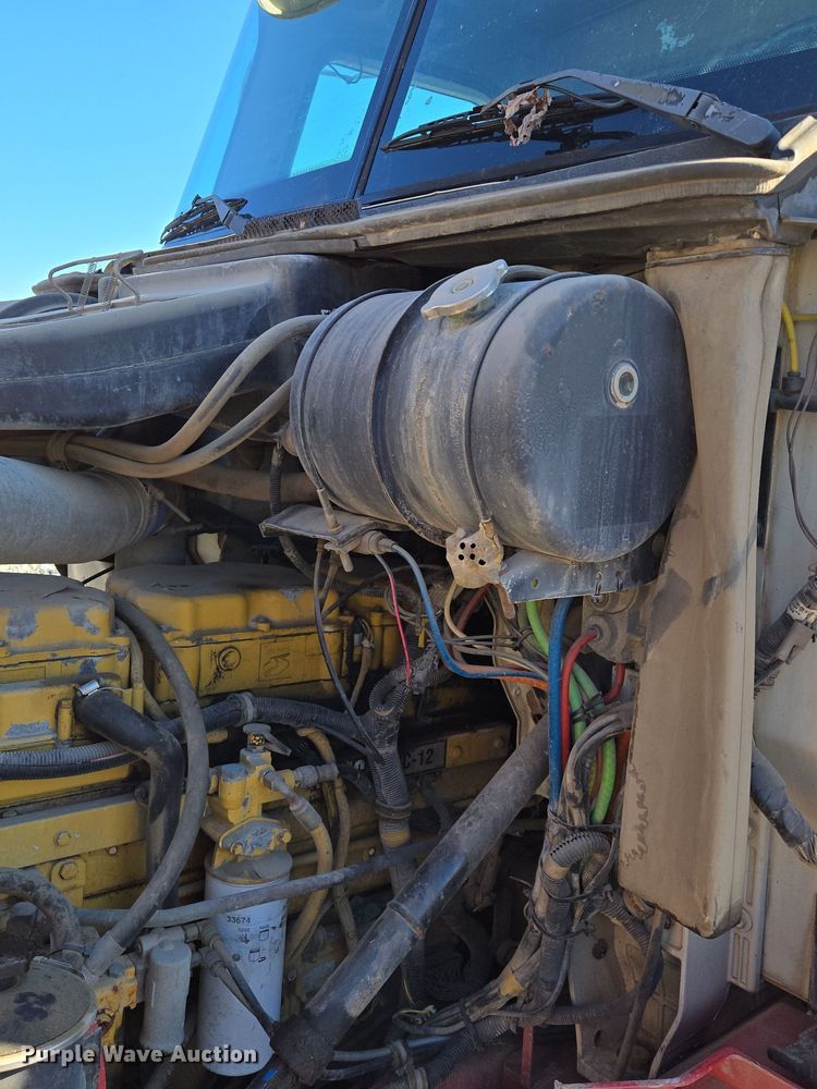 image for item EQ3727 2003 International  9200i winch truck