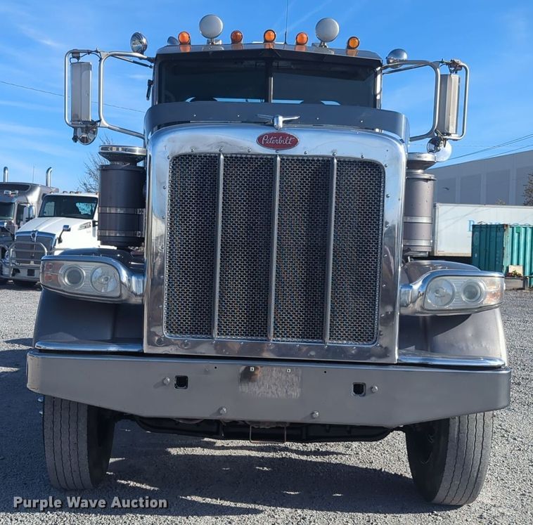 image for item ER1003 2011 Peterbilt 388 semi truck