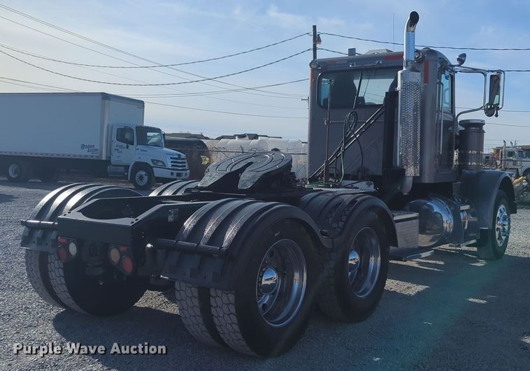 image for item ER1003 2011 Peterbilt 388 semi truck