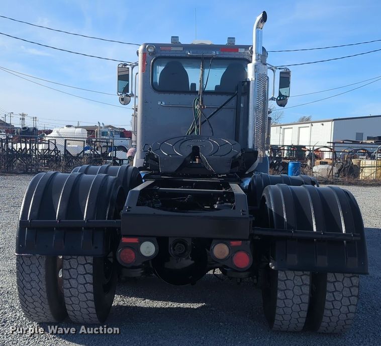 image for item ER1003 2011 Peterbilt 388 semi truck