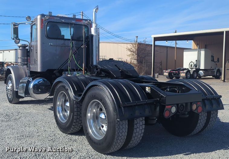 image for item ER1003 2011 Peterbilt 388 semi truck