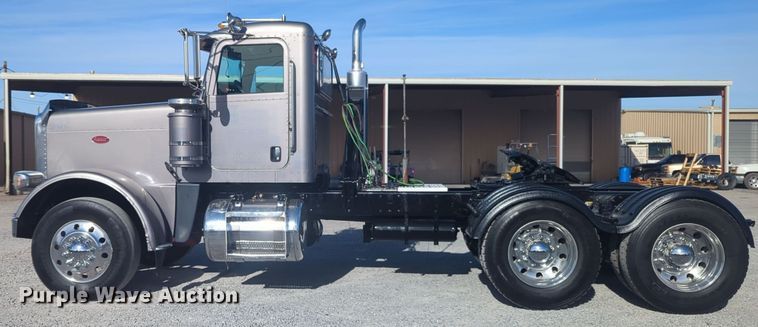 image for item ER1003 2011 Peterbilt 388 semi truck