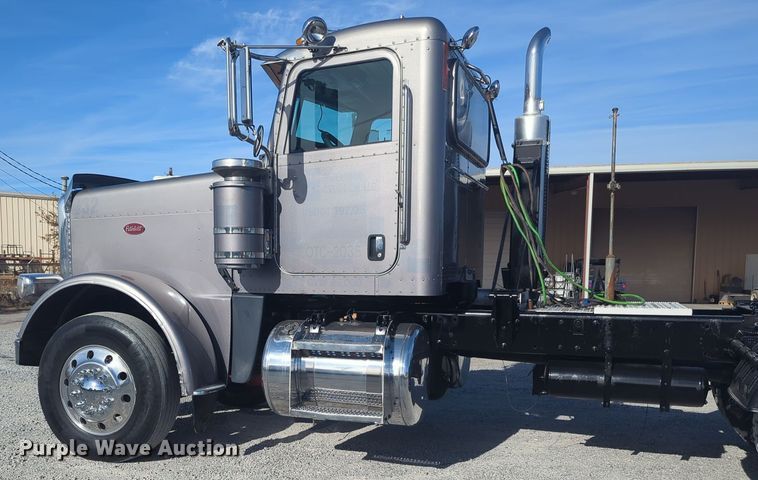 image for item ER1003 2011 Peterbilt 388 semi truck