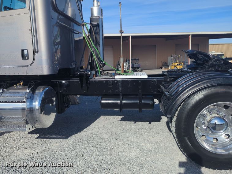 image for item ER1003 2011 Peterbilt 388 semi truck