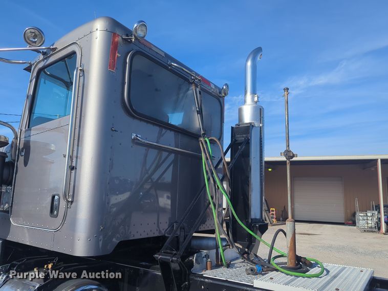 image for item ER1003 2011 Peterbilt 388 semi truck