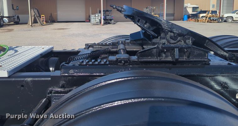 image for item ER1003 2011 Peterbilt 388 semi truck