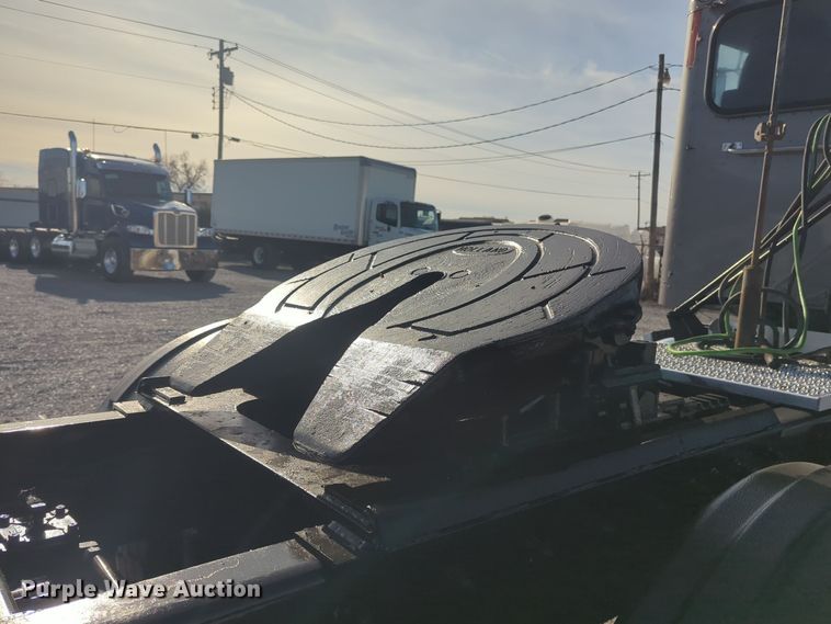 image for item ER1003 2011 Peterbilt 388 semi truck