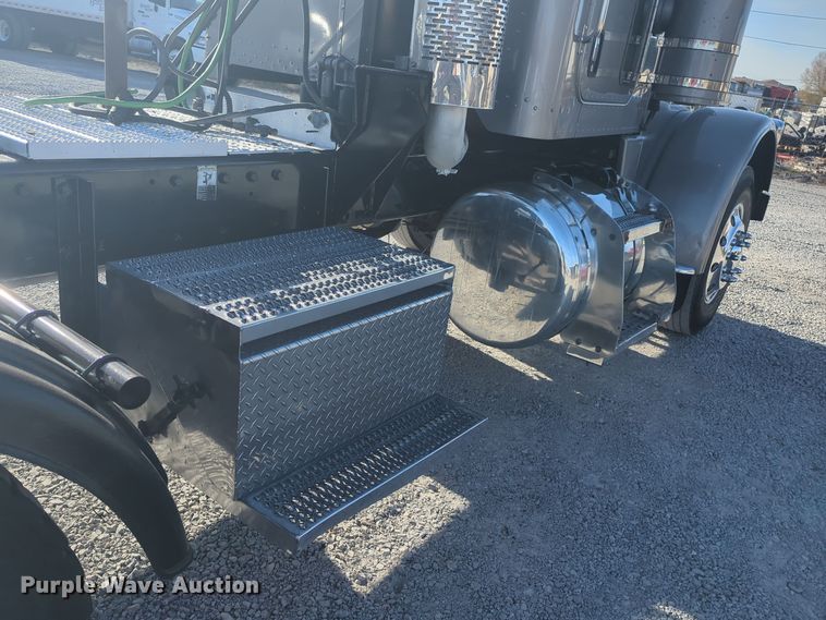 image for item ER1003 2011 Peterbilt 388 semi truck