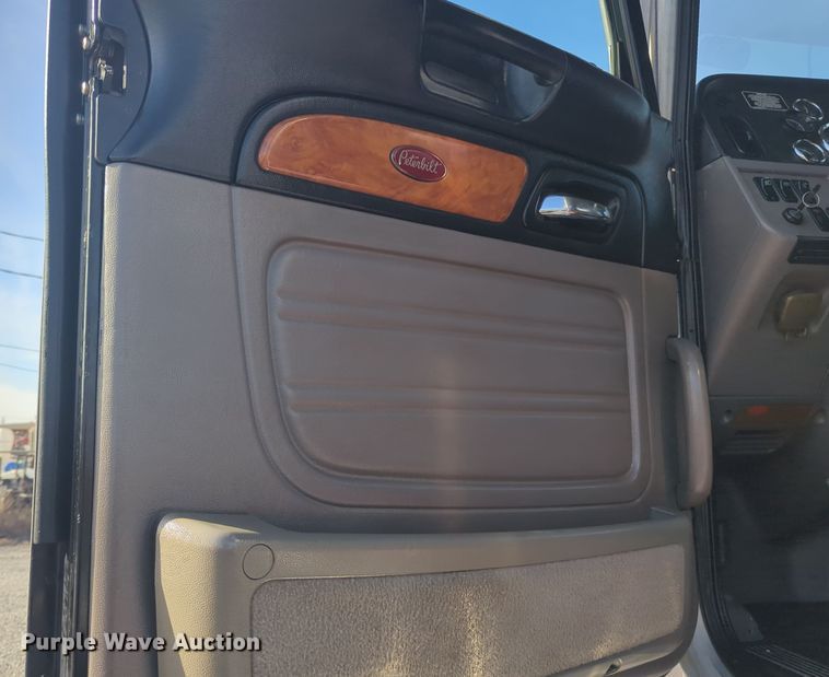 image for item ER1003 2011 Peterbilt 388 semi truck