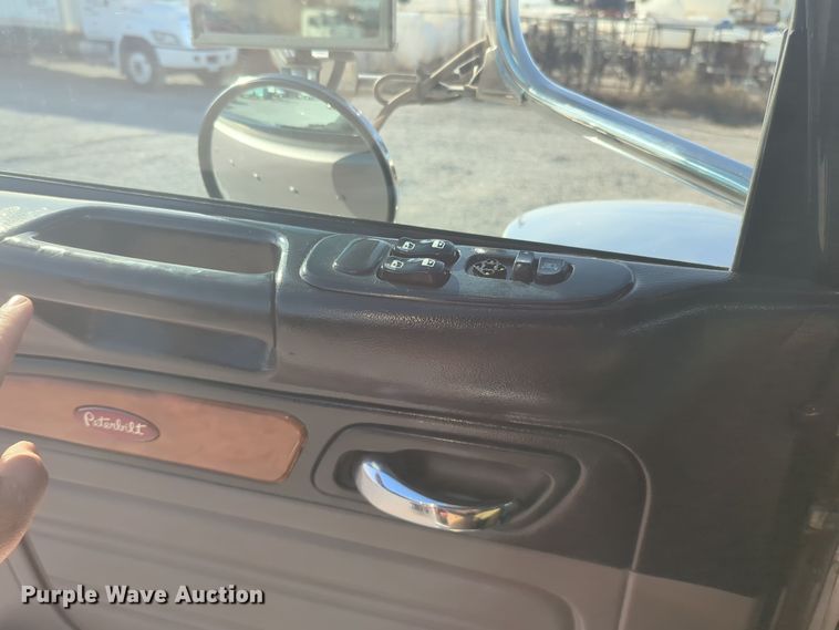 image for item ER1003 2011 Peterbilt 388 semi truck